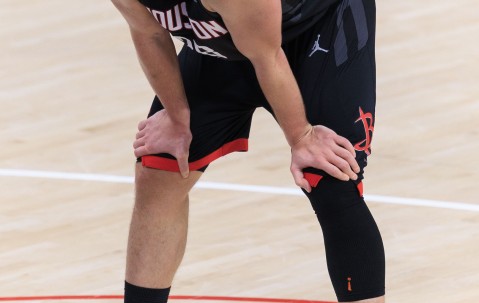 PP电子-媒体人：申京最近最大的问题是打得唯唯诺诺的 干啥都不坚决