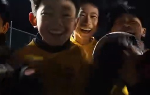 PP电子-青岛西海岸梯队少年们为U23国足送祝福：我们也想为国争光！